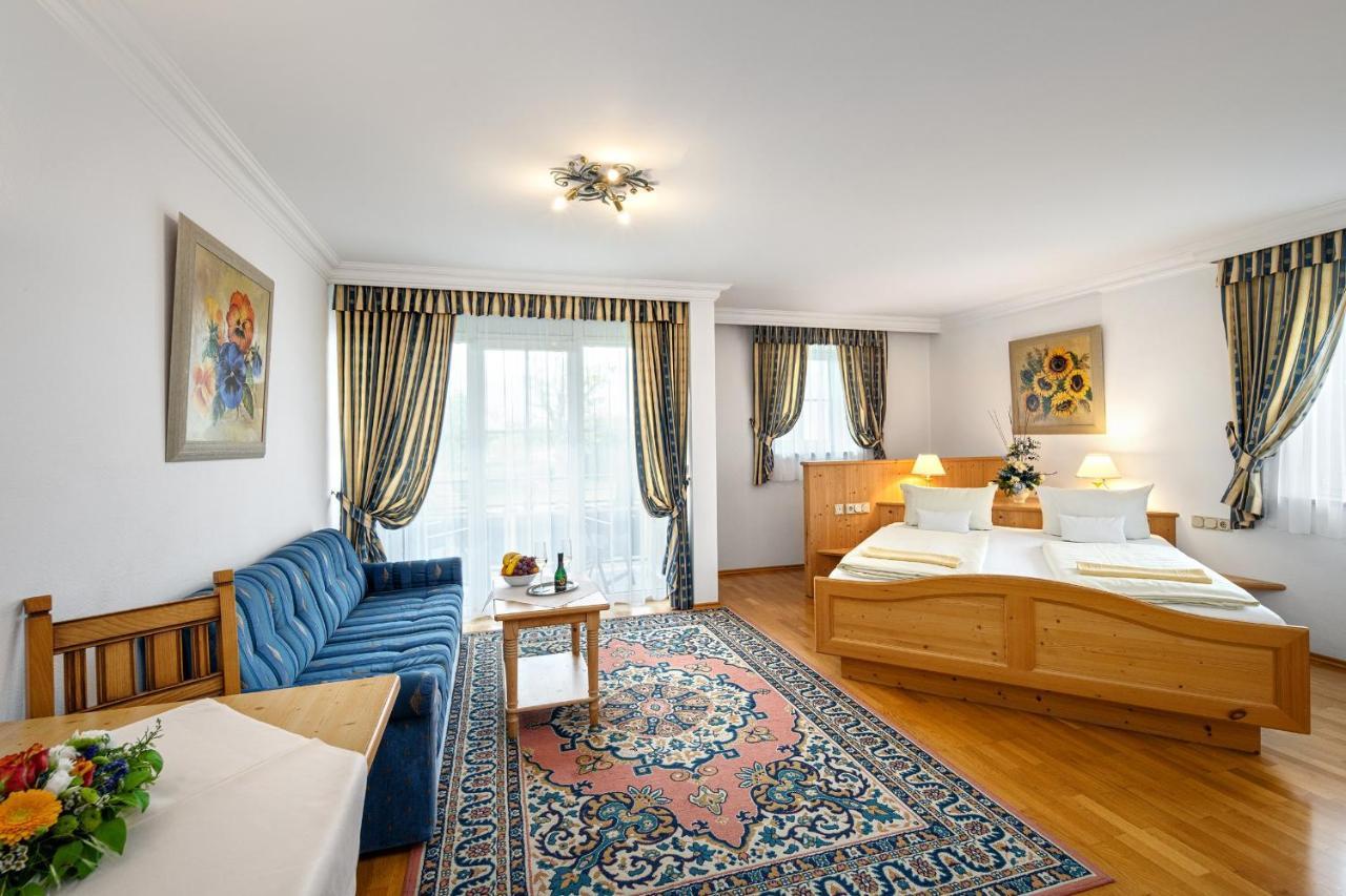 Hotel Preishof Kirchham Extérieur photo